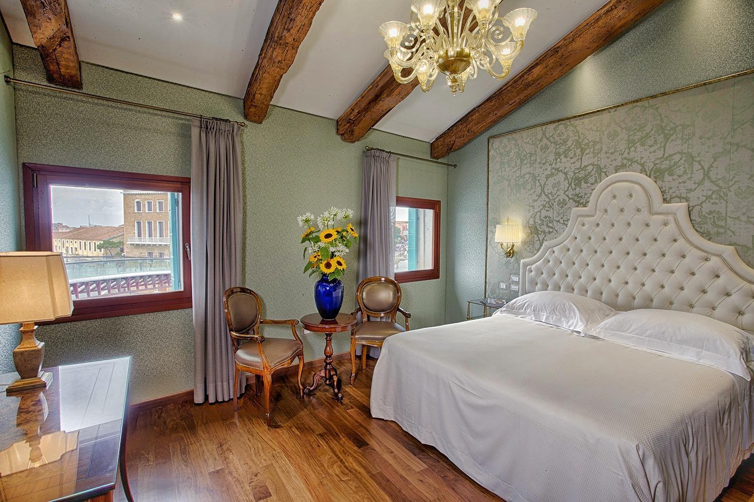 Deluxe Double or Twin Room with Grand Canal View,963106033:JPEG