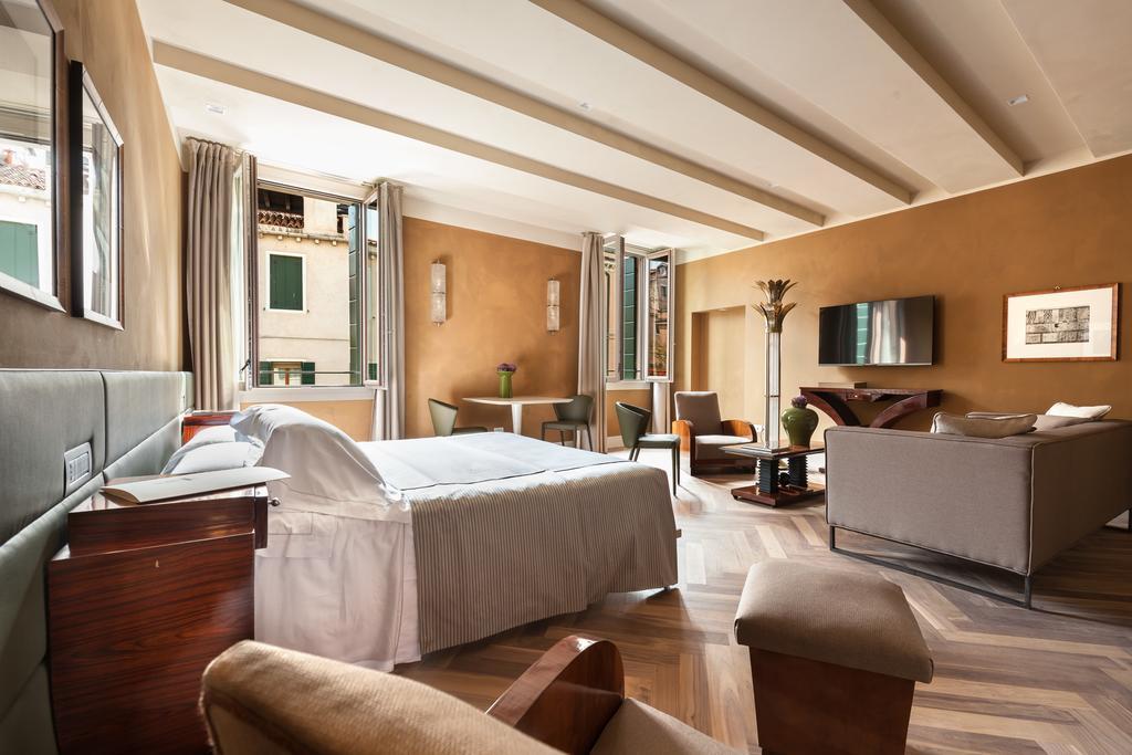 Suite con cama grande, vistas al canal y baño turco