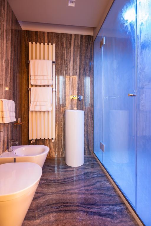 Suite con cama grande y baño turco