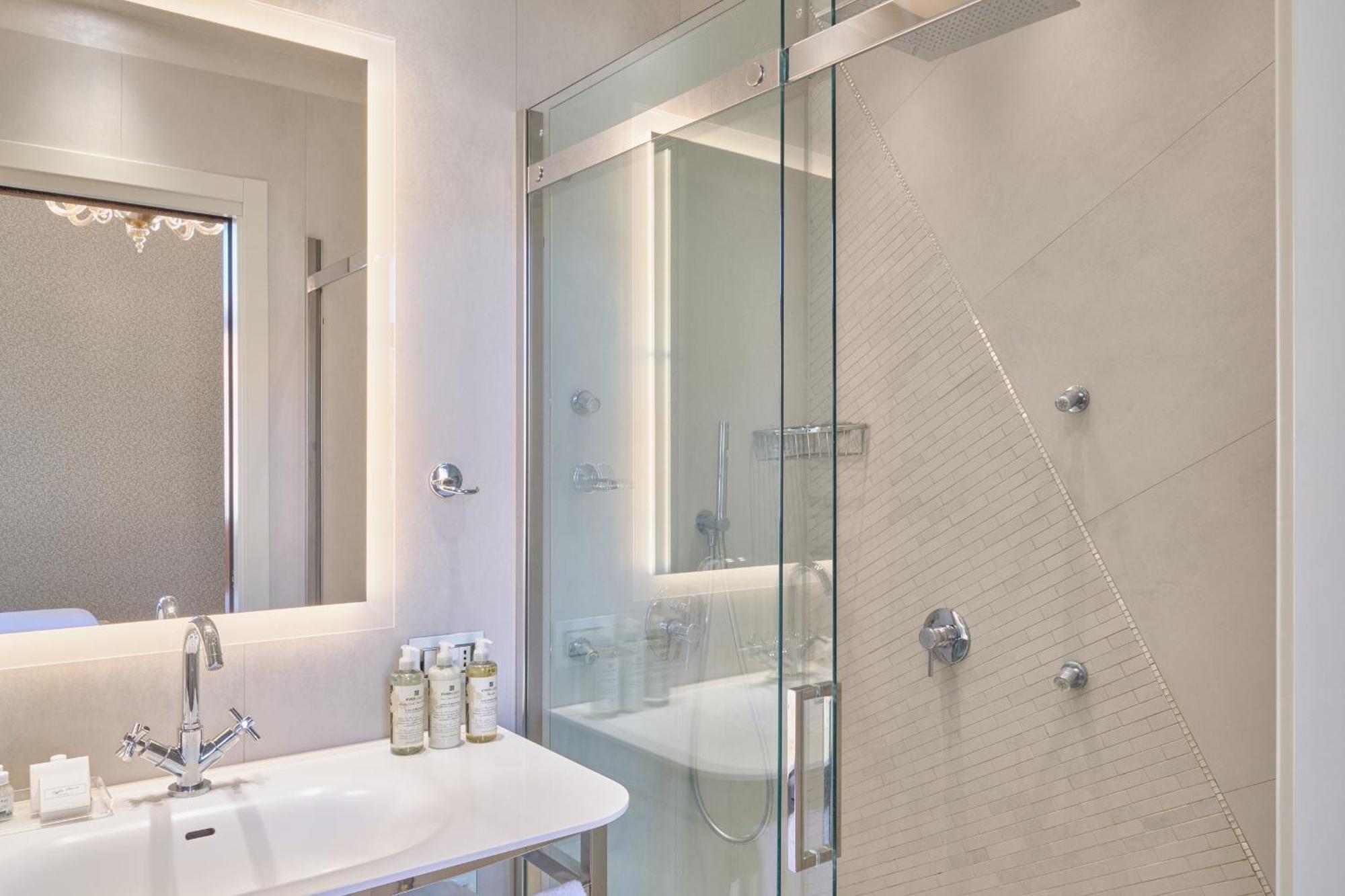 Deluxe Double or Twin Room with Canal View with Full Breakfast
