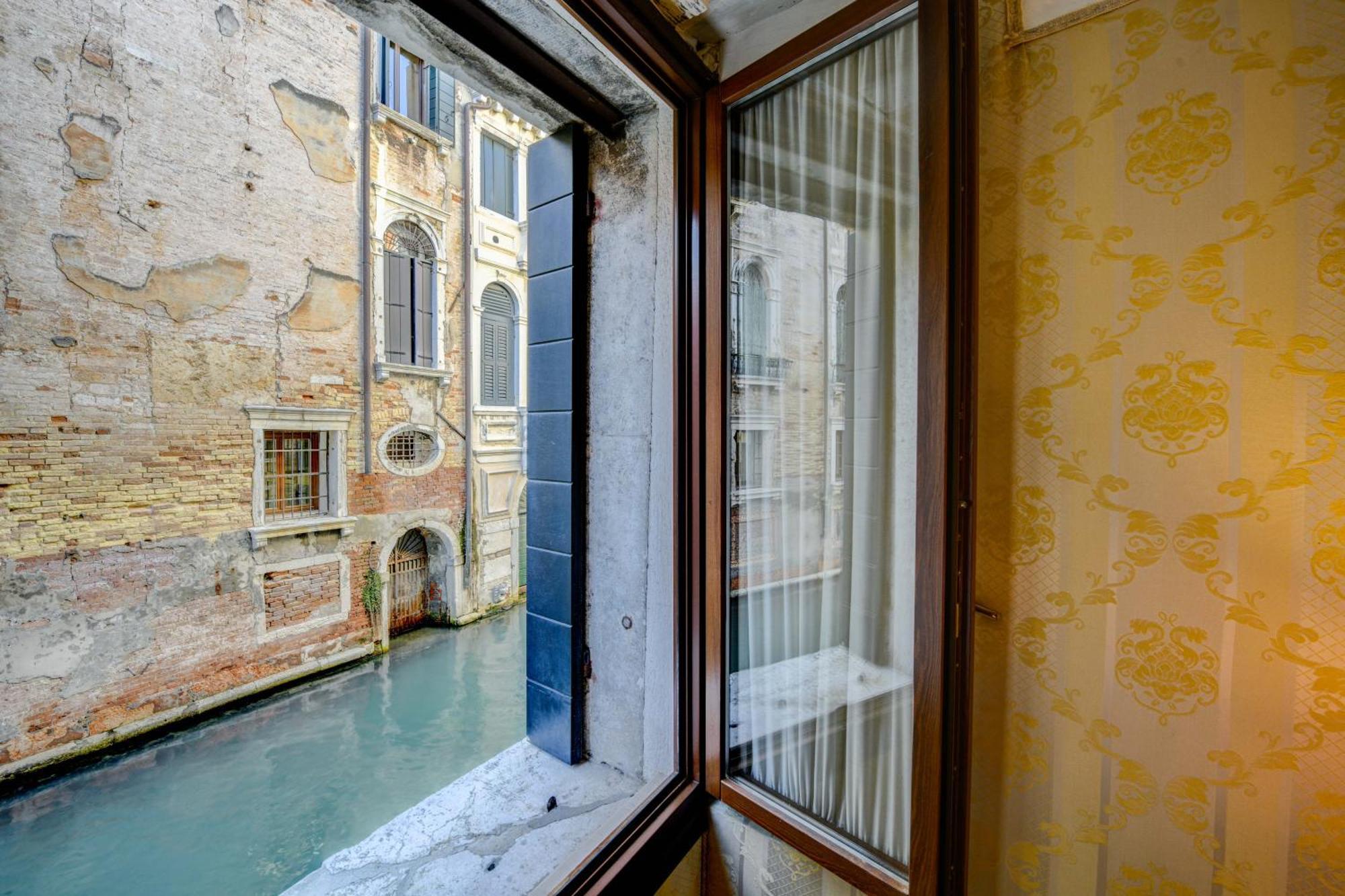 Double or Twin Room Canal View