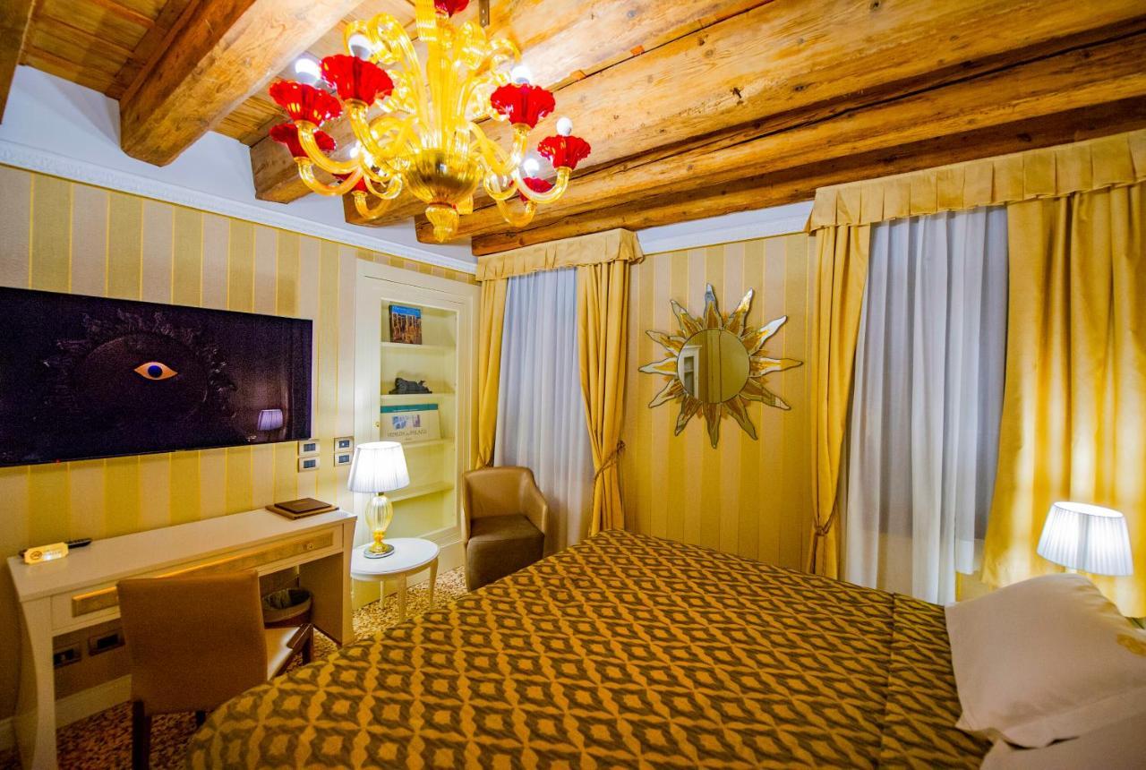 Zimmer mit Kingsize-Bett